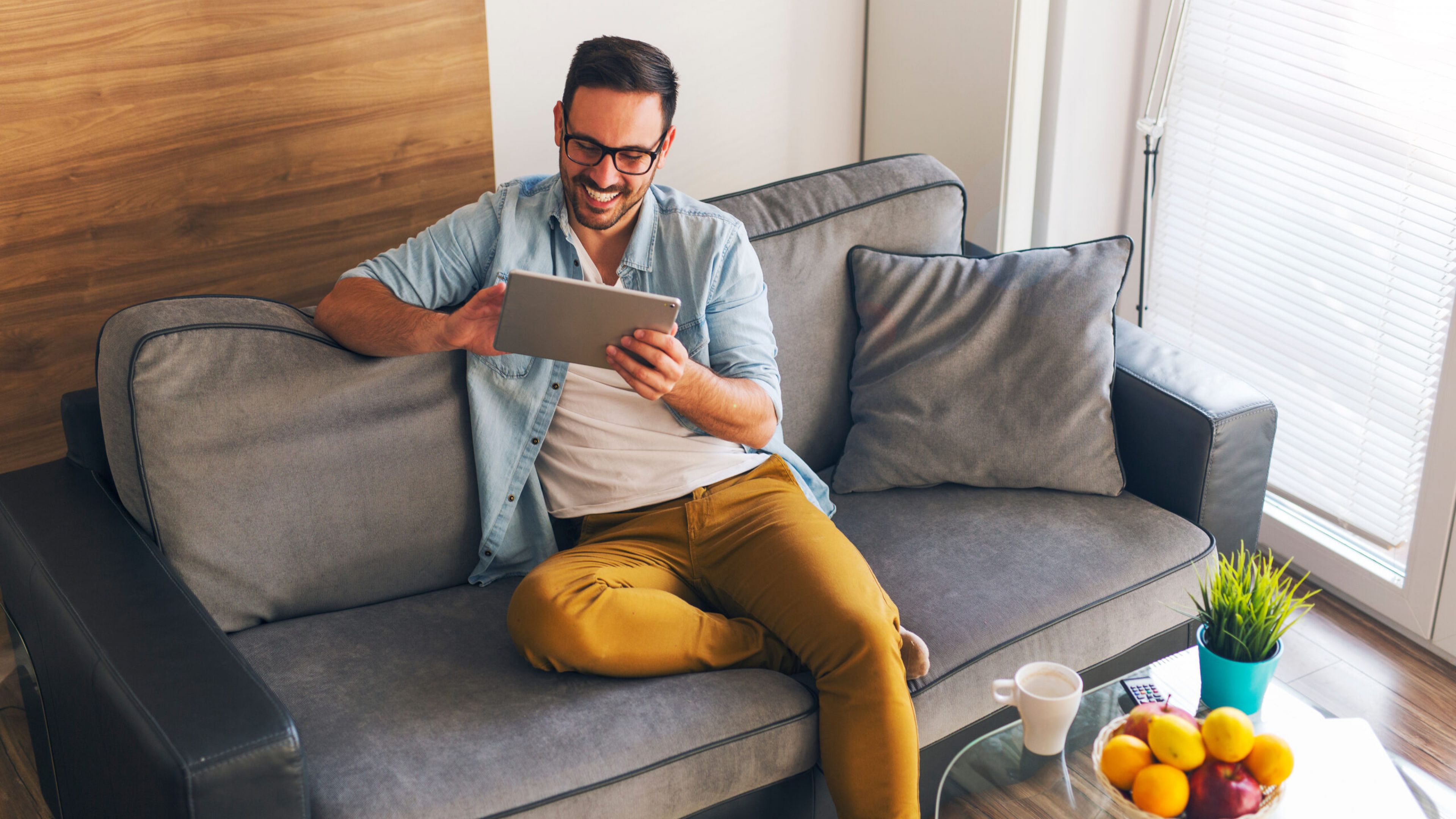 Hawthorne at New Bern modern lounge with a coffee machine, small tables, cushioned benches, and neutral decor.
